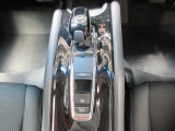 ハイブリッド車特有の小型セレクトノブは軽いタッチでスマートに操作できますよ。
