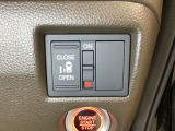 左側電動スライドドアは運転席からでも操作ができるように、ハンドル付近に開閉の操作スイッチが付いています。