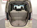 開口部も広く荷物の積み下ろしもしやすいお車となっております。シートの背もたれは5:5の割合で背もたれを可倒でき、前後のシートスライドもできるので荷室をひろげることができます。