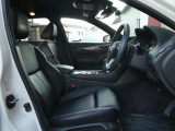 運転席はほどよくホールド感のある形状をしておりますので、運転がしやすいです。