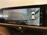 【パノラミックビューモニター】映像で、見づらい車両周辺の確認をアシスト。クルマを真上から見ているような映像を表示。 運転席から確認しにくい車両周囲の状況を把握。