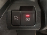 目的地に到着後、シフトをパーキングに入れると自動で駐車ブレーキのかけ忘れも防げます。出発時に指1本で解除していただけれる操作もカンタンですよ。