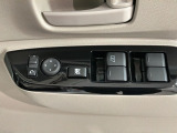 狭い駐車場で便利な電動格納ドアミラーが付いています。