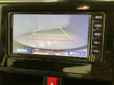 車庫入れなど後進運転時に死角をモニターで確認ができて安全です♪ ステアリング操作の参考になるガイド線も表示しますので車庫入れがニガテな方も安心ですネ!