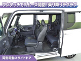 両側パワースライドドアなので、荷物で手がいっぱいの時でも無理なく開ける事が出来ます。