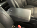 【アームレスト】運転時の疲労軽減にもなるアームレストがついています!