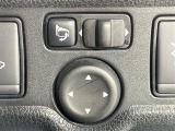【電動格納ミラー】運転席のスイッチで、ドアミラーの開閉や角度の調整ができます。