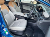 運転席まわりです。実際に座ってみて、乗り心地を体験してみてください,視界も良好です。