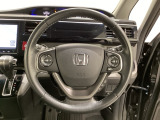 ハンドルにHondaセンシング系のクルーズコントロールやレーンキープアシストなどのスイッチと、オーディオの操作スイッチが装備されています。ハンドルから手を離さず安全に操作できます。