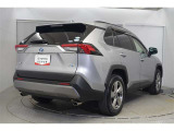バックドアは大きく上に跳ね上がりますので荷物の出し入れも簡単に出来ます。雨の日にはバックドアが雨避けになってくれますよ☆