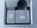 【電動パーキングブレーキ】パーキングブレーキは便利な電動式!ボタン一つで操作でき、アクセルを踏めば自動で解除されます♪レバーやペダルが無いので運転席廻りもすっきりしますね♪