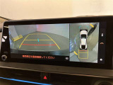 複数のカメラの映像をもとに、クルマを真上から見ているような映像をドライバーに提供し駐車をサポートする機能です。
