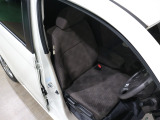 程よい硬さとホールド性が高いシートで長時間運転も快適です。