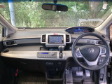 フロントガラスが大きく、ワイドな視界で運転もしやすくなるように、設計されています。