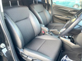 運転席まわりには十分なスペースがあり、大柄な方でもゆったり運転していただける環境です。