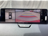 狭い場所での駐車やすれ違いなどでより的確な運転操作に役立つ360&deg;ビューモニターが装備されています。