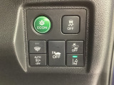 衝突の危険がある時に警告してくれる衝突軽減ブレーキ。車線を外れそうな時に警告し、ステアリング制御してくれる路外逸脱制御機能搭載!