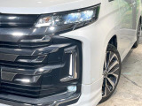 【LEDヘッドライト】悪天候や夜間走行時も良好な視界を確保し安心して運転できる高輝度LEDヘッドライトを装備!点灯速度が早く、消費電力も抑えられています。