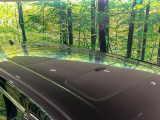 【サンルーフ】開放感たっぷりの希少装備、サンルーフが装着されています!車内に明かりを取り入れたり景色を楽しむ以外にも、車内の空気も簡単に換気できて快適です!