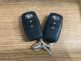 【スマートキー】 スマートキーを携帯していれば、ドアハンドルのボタンを押してロックの解除ができ、パワースライドドア(左側)もワンタッチで開閉できます。