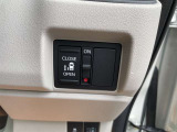 【両側スライド片側電動スライドドア】左右スライド式で、片側(主に左側)のみ電動で自動開閉する仕様。コストを抑えつつ歩道側の利便性を確保。予算重視のファミリー層や送迎需要にピッタリなバランスの設定です。