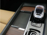 対応機種のスマートフォンを、トンネルコンソールの下のラバープレートに置いておくだけで充電可能。センターディスプレイの機能ビューを使用して、充電プレートのオンとオフを切り替えることができます。