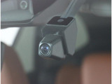 ドライブレコーダー(ドラレコ)は、事故や煽り運転の証拠記録、安全意識向上に必須の車載カメラも装備してます。
