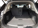 後席の背もたれは左右独立して倒せます。