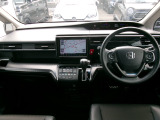 大きなフロントガラスで広々とした視界の運転席まわりです。