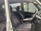 運転席まわりです。実際に座ってみて、乗り心地を体験してみてください,視界も良好です
