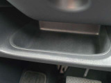 運転席周辺の収納も充実したドライバーズロアポケット。細かな使い勝手にも配慮されています。