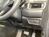 横滑りを防ぐVSAなどのスイッチは、運転席の右側、手の届きやすい位置にあります。