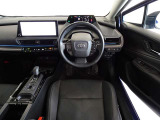 革巻きステアリングで快適な操作性の運転席です。