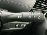 【オートライト】車のセンサーが周囲の明るさを感知し、自動でヘッドライトを点灯・消灯する機能です。この機能は夕暮れ時の交通事故が多い時間帯の安全性を高めてくれます。