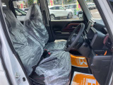 毎日過ごす運転席は要チェック。シートのへたり・擦れ、視界のイメージまで伝わる重要ポイント。
