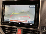 車庫入れなど後進運転時に死角をモニターで確認ができて安全です♪ ステアリング操作の参考になるガイド線も表示しますので車庫入れがニガテな方も安心ですネ!
