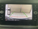ギアをリバースに入れると車両後方の映像を映し出します。画面にはガイドラインが表示され、車庫入れや縦列駐車などの際に安全確認をサポートします。