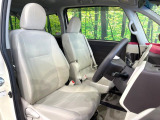 運転席まわりには十分なスペースがあり、大柄な方でもゆったり運転していただける環境です。