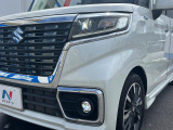 【LEDヘッドライト】悪天候や夜間走行時も良好な視界を確保し安心して運転できる高輝度LEDヘッドライトを装備!点灯速度が早く、消費電力も抑えられています。