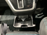 運転席側にドリンクホルダーあります!運転中でも手が届きやすい位置にあって便利です♪