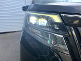 【LEDヘッドライト】悪天候や夜間走行時も良好な視界を確保し安心して運転できる高輝度LEDヘッドライトを装備!点灯速度が早く、消費電力も抑えられています。