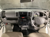広いガラスエリアで明るい運転席まわり。