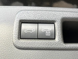 【パワーバックドア】スマートキーや運転席のボタンを押すだけでリアゲートが自動で開閉します!荷物を持っている時や、高い位置にあるバックドアを閉める際に便利な機能です♪