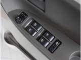 運転席ドアにはパワーウィンドウスイッチが集約され、ドアミラー調整スイッチも装備!1か所で簡単に操作が可能です!