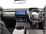 デザインもよく、居心地のよい運転席ですね。分かりやすいスイッチ類ですから操作もしやすく運転をサポートします。ぜひご来店いただき、実際にお座りいただいてステアリングを握ってみてください!