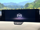 【12.3インチマツダコネクト】車内の雰囲気にマッチした大型ディスプレイ。スマホ接続でのナビ使用やBluetooth再生等、様々な機能が楽しめます。直感的なダイヤル操作が可能で、使い勝手も良好です。