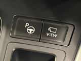 【リモート機能つきアドバンストパーク】専用スマートフォンアプリの使用で、車外から遠隔駐車・出庫が可能な先進機能。広い場所で乗り降りしたい時に便利です♪
