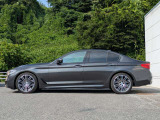 専任スタッフにより、外装はポリッシャーでの磨き仕上げ。