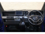 操作性に優れた運転席となります!小物入れや各ボタンの配置にこだわり、使いやすいです!座り心地もよく視認性も良好なのでロングドライブもお任せ下さい!