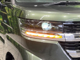 【LEDヘッドライト】悪天候や夜間走行時も良好な視界を確保し安心して運転できる高輝度LEDヘッドライトを装備!点灯速度が早く、消費電力も抑えられています。